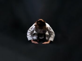 무술의 물리적 영향을 이해하는 펀치 뒤의 과학 2 {{brizy_dc_image_alt entityId=